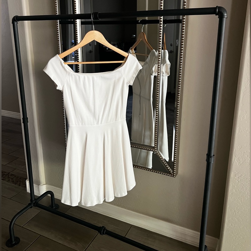 Alice + Olivia: Off The Shoulder- Mini Dress- Ivory